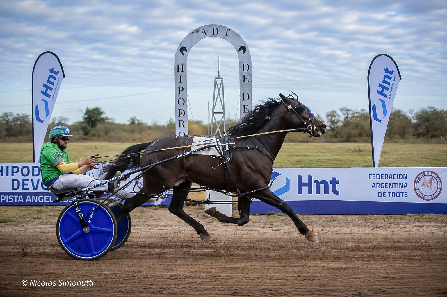 Gora Mel Sensato en plena accion en el Hipodromo de Devoto durante el Premio Laboratorio HNT - Formula de Campeones