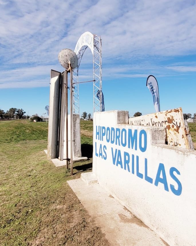 Ingreso al Hipódromo de Las Varillas con banderas del Laboratorio HNT en la jornada de la Copa HNT Las Varillas