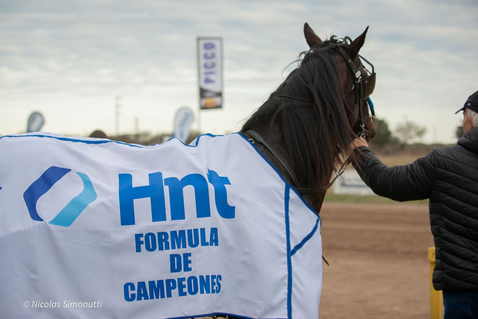 Gora Mel Sensato con la manta Hnt Fórmula de Campeones tras ganar el clásico en Devoto