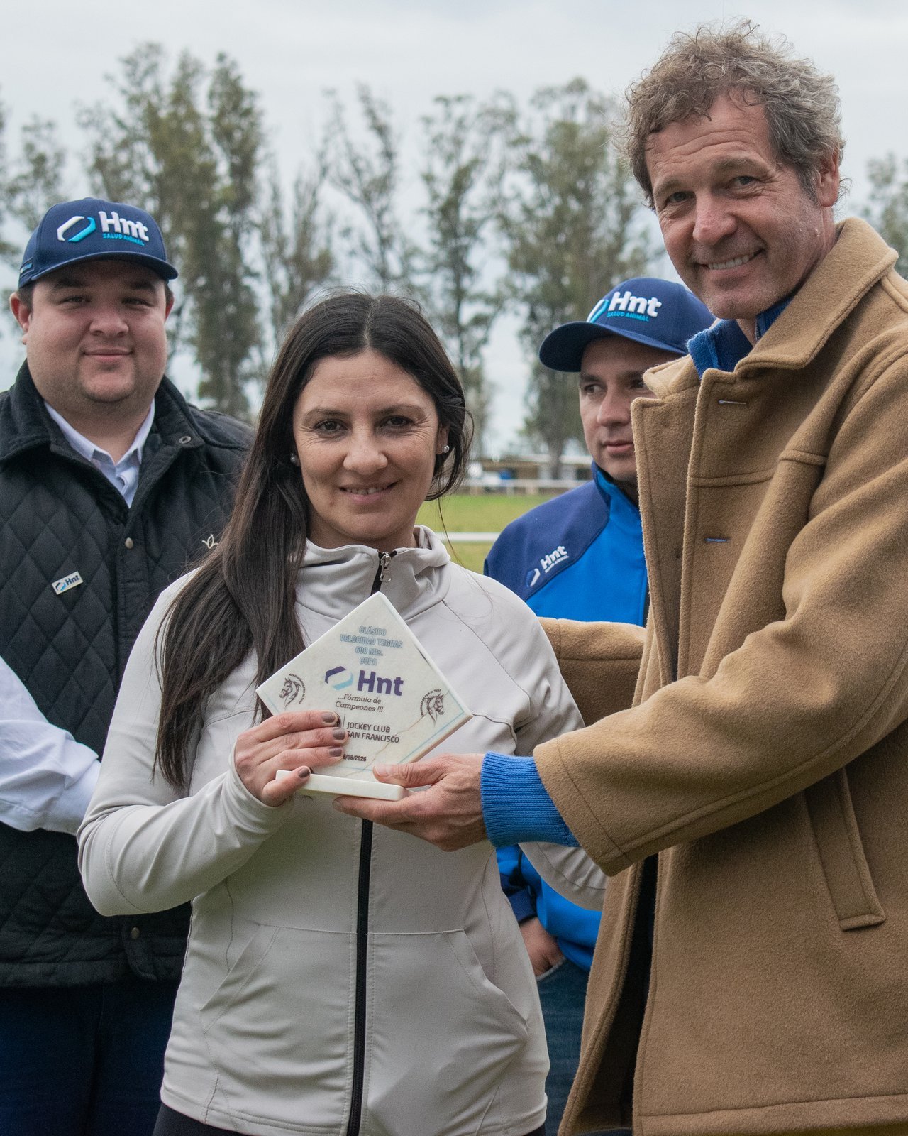 Entrega de la placa de reconocimiento del Laboratorio HNT a las autoridades del Jockey Club San Francisco