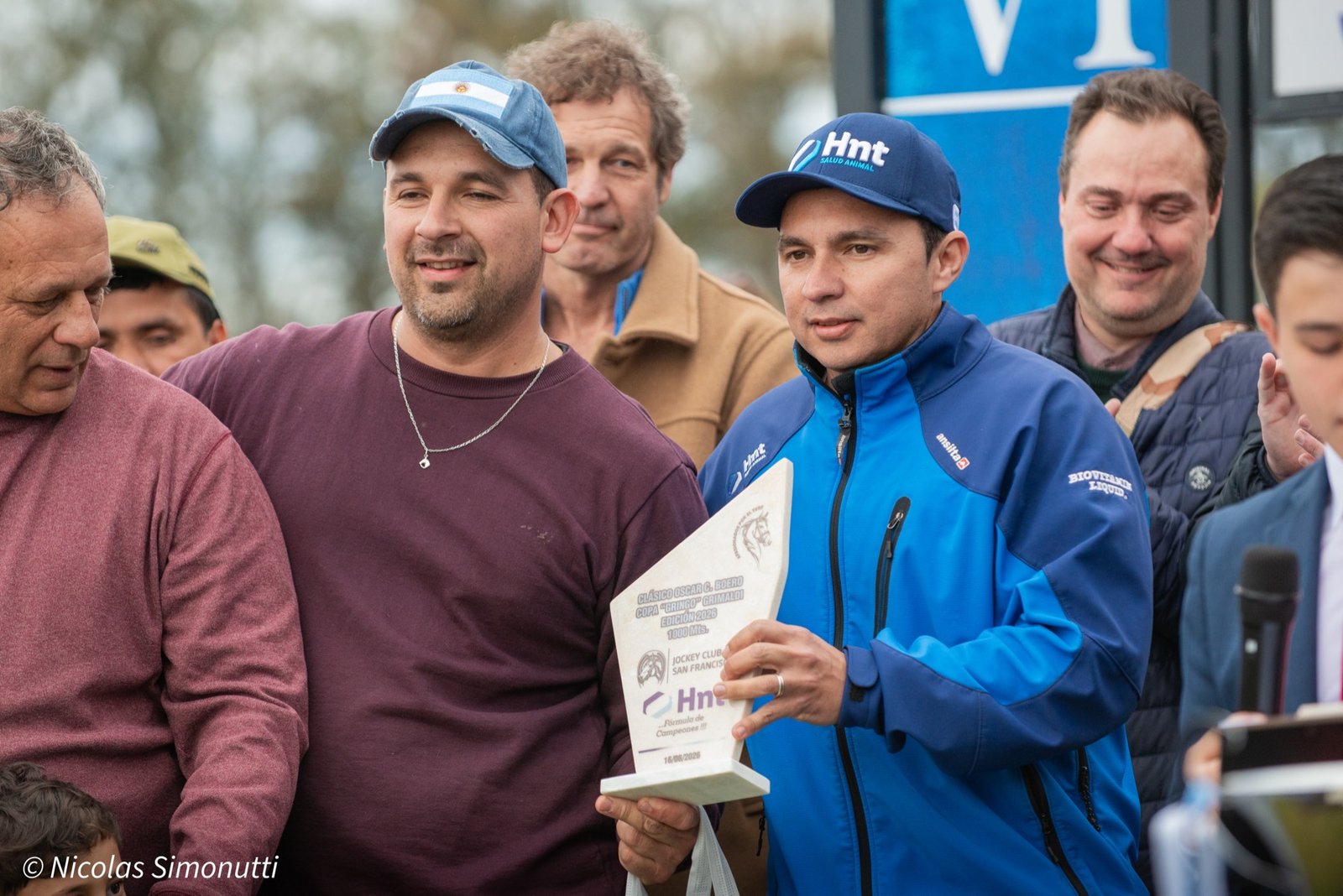 Entrega de la plaqueta del Clásico Boero junto a un representante del Laboratorio HNT en el Jockey Club San Francisco