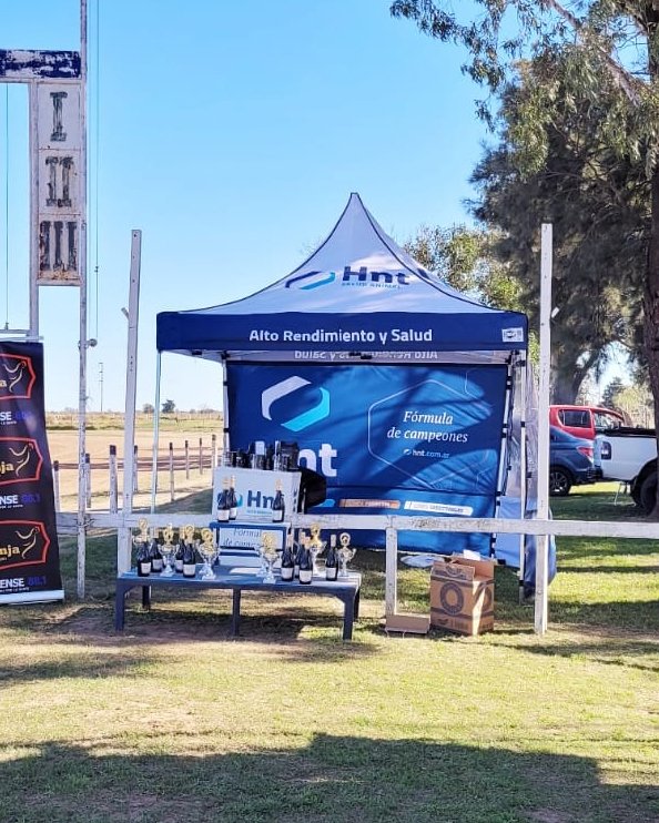 Gazebo del Laboratorio HNT con los trofeos de la Copa HNT Las Varillas en el Hipódromo de Las Varillas