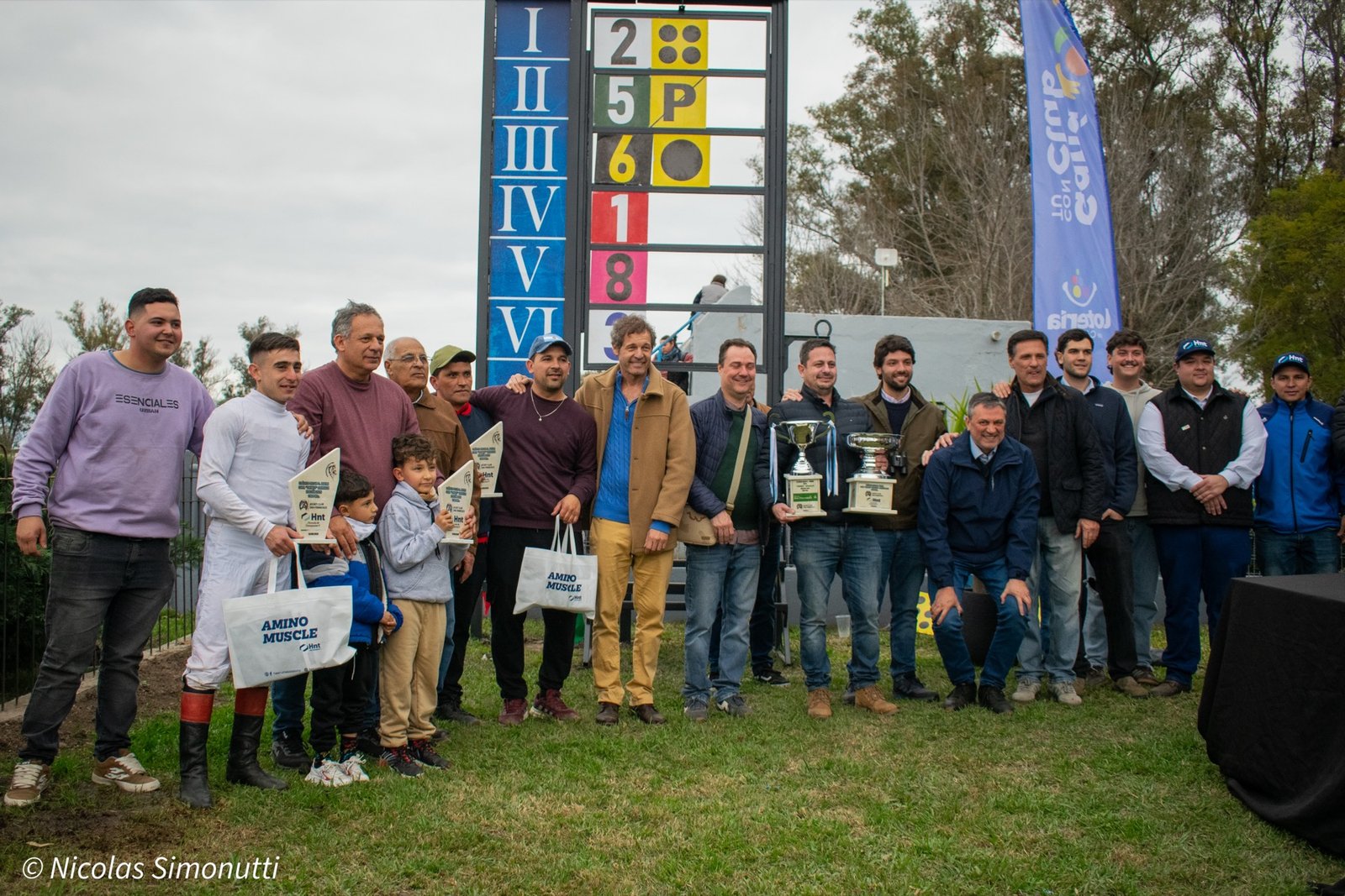 Foto grupal del Stud Dos Pasiones y autoridades con los trofeos del Clásico Boero en San Francisco