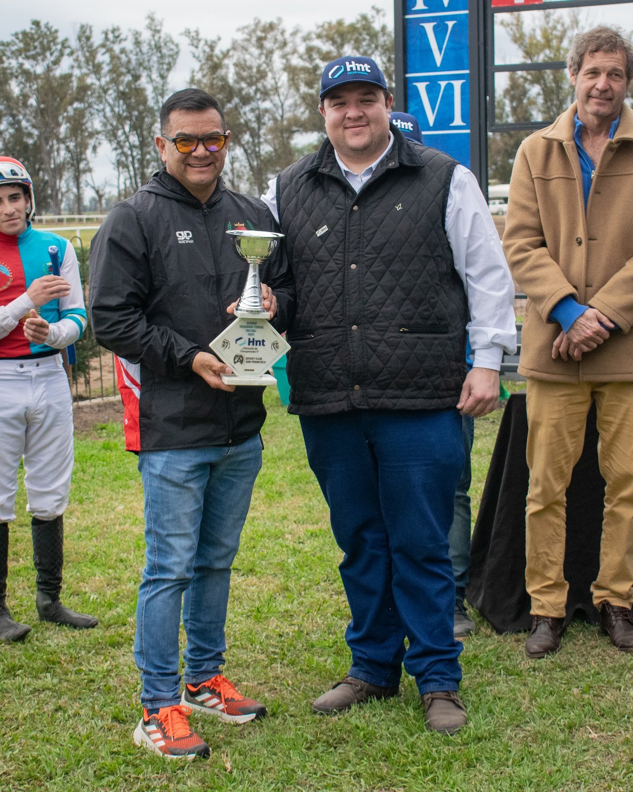 Entrega del trofeo del Clásico Velocidad Yeguas 600 metros Copa HNT en el Jockey Club San Francisco