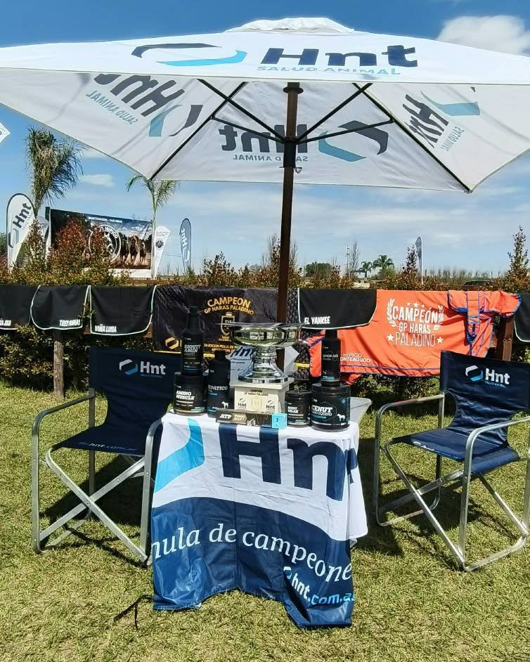 Stand del Laboratorio HNT en el Club Hípico de Monteagudo durante el Gran Premio Haras Paladino