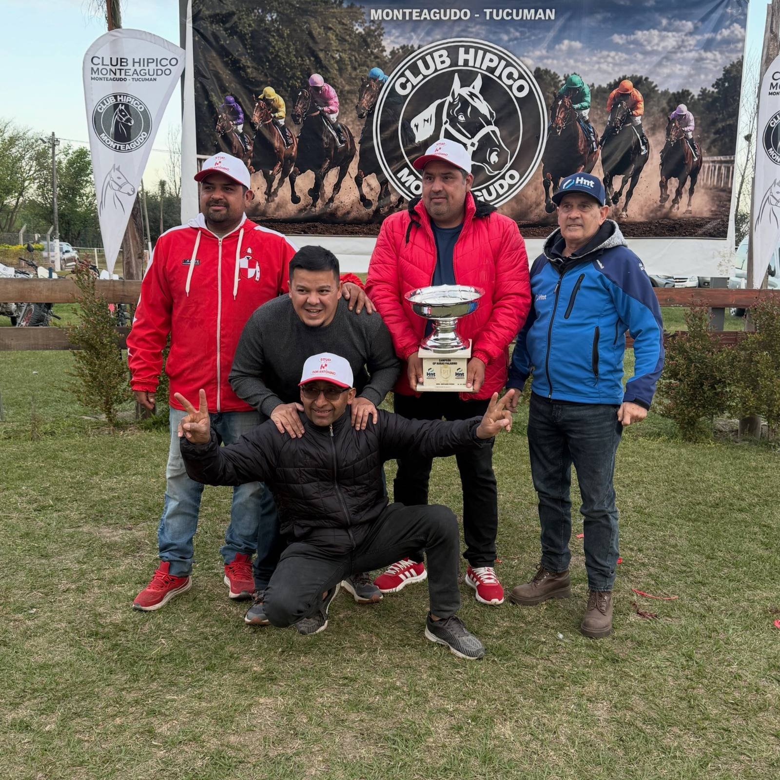 Equipo del Stud Don Antonino festeja con la copa del Gran Premio Haras Paladino en Monteagudo, Tucumán
