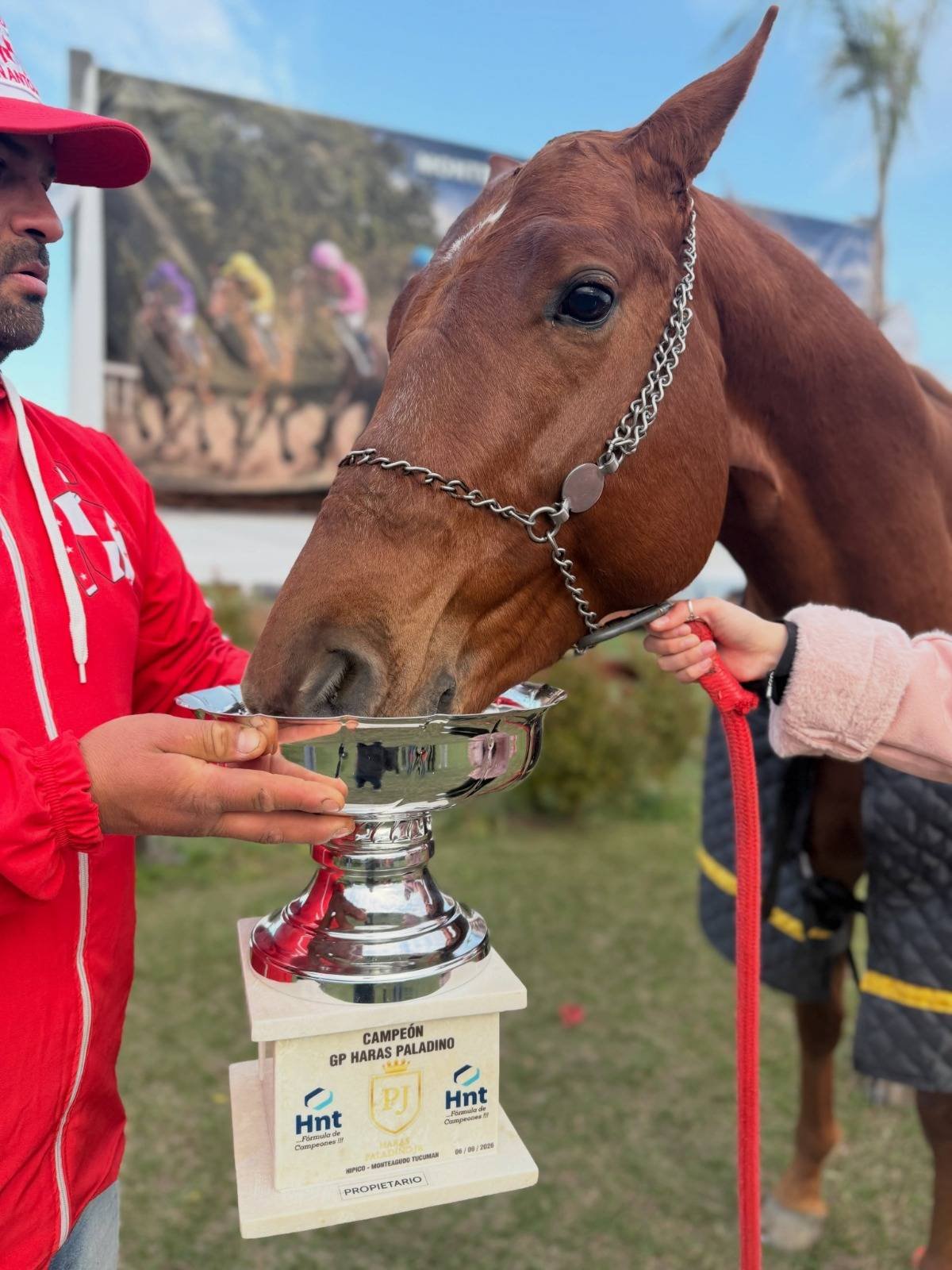 El Yanke junto a la copa de campeón y el equipo del Stud Don Antonino de Catamarca
