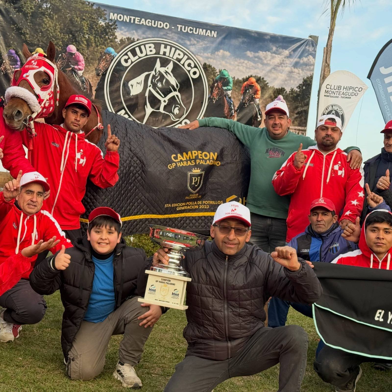 Festejo completo del equipo de El Yanke tras la consagración en el Gran Premio Haras Paladino