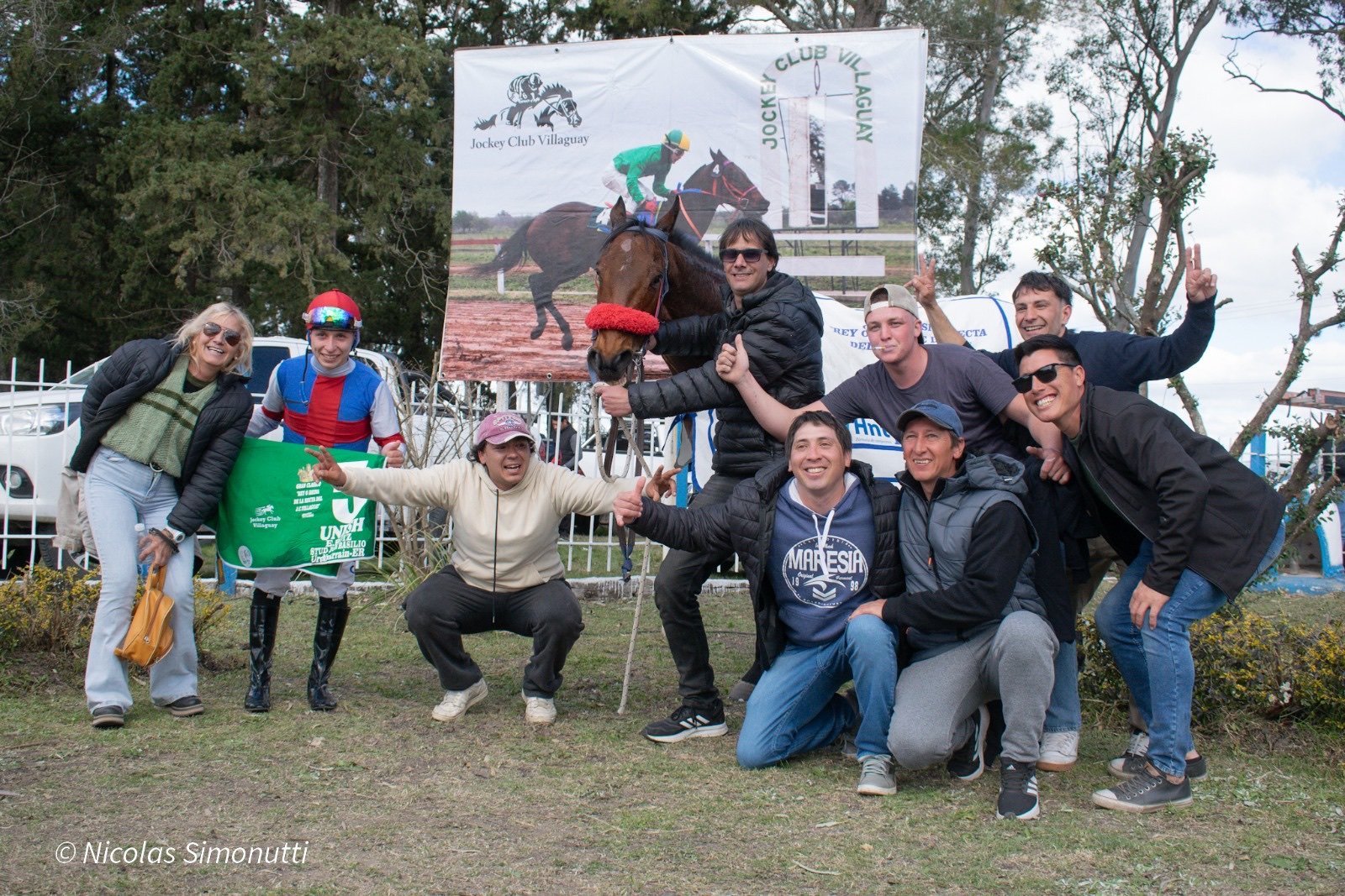 Festejo de la gente de Unesh junto a Miguel Rodríguez en el Jockey Club Villaguay