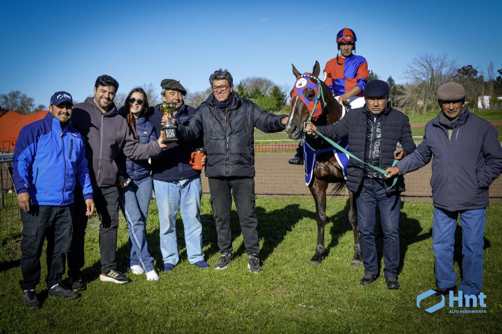 Premiación del Stud Payubre con la copa del Gran Clásico Laboratorio HNT junto a Comanche y Daniel Goncalvez