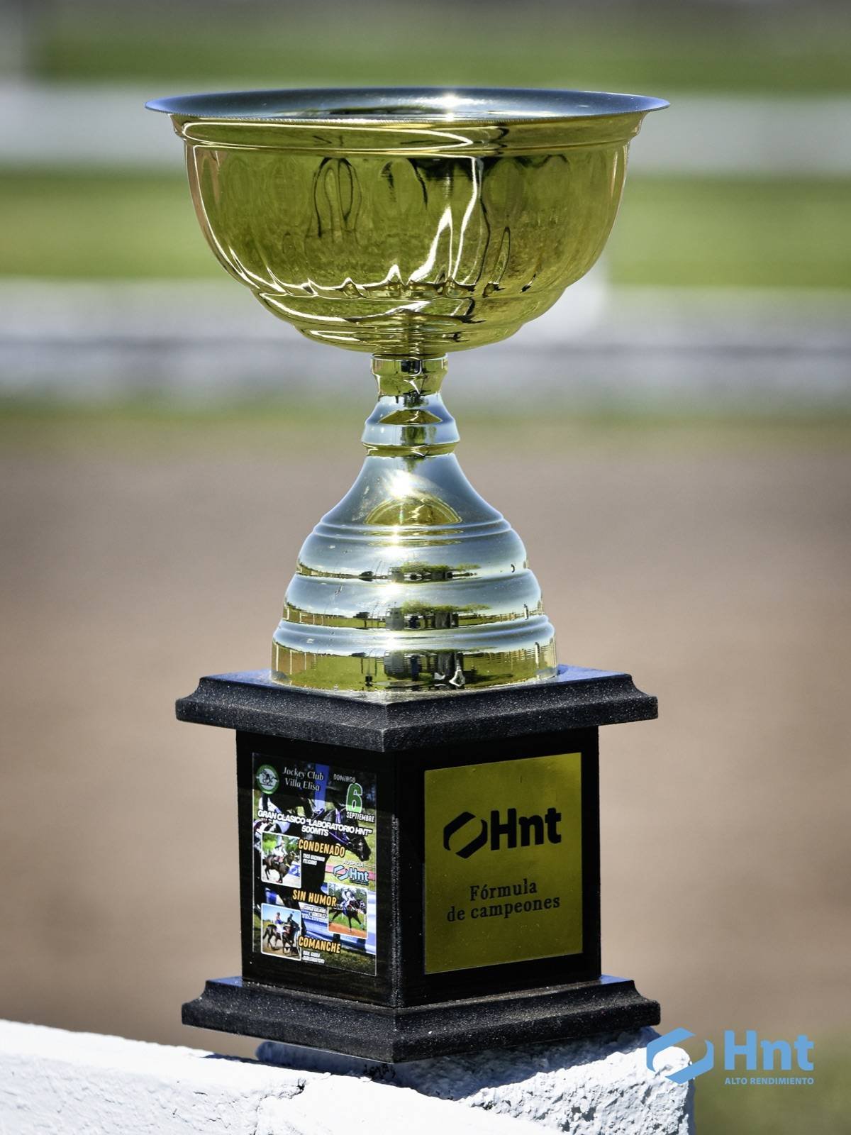 Trofeo del Gran Clásico Laboratorio HNT con la leyenda Fórmula de campeones en el Jockey Club Villa Elisa