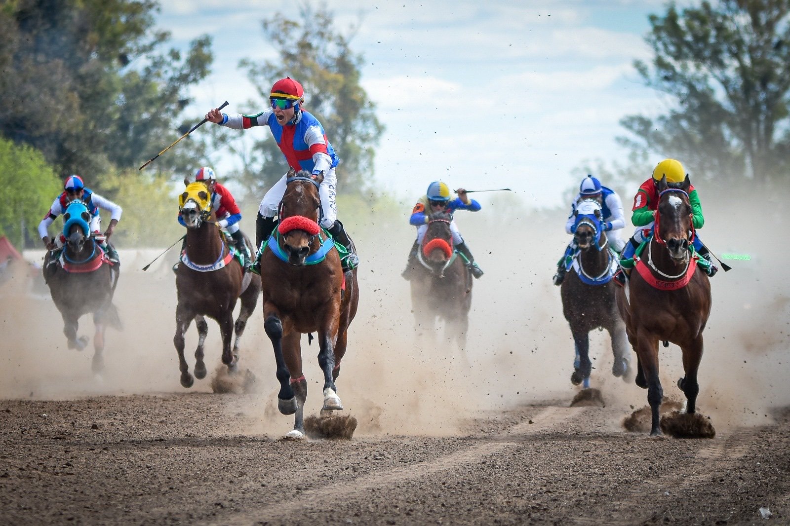 Unesh y Miguel Rodríguez festejan en la definición del Gran Clásico Rey o Reina de la Recta en el Jockey Club Villaguay