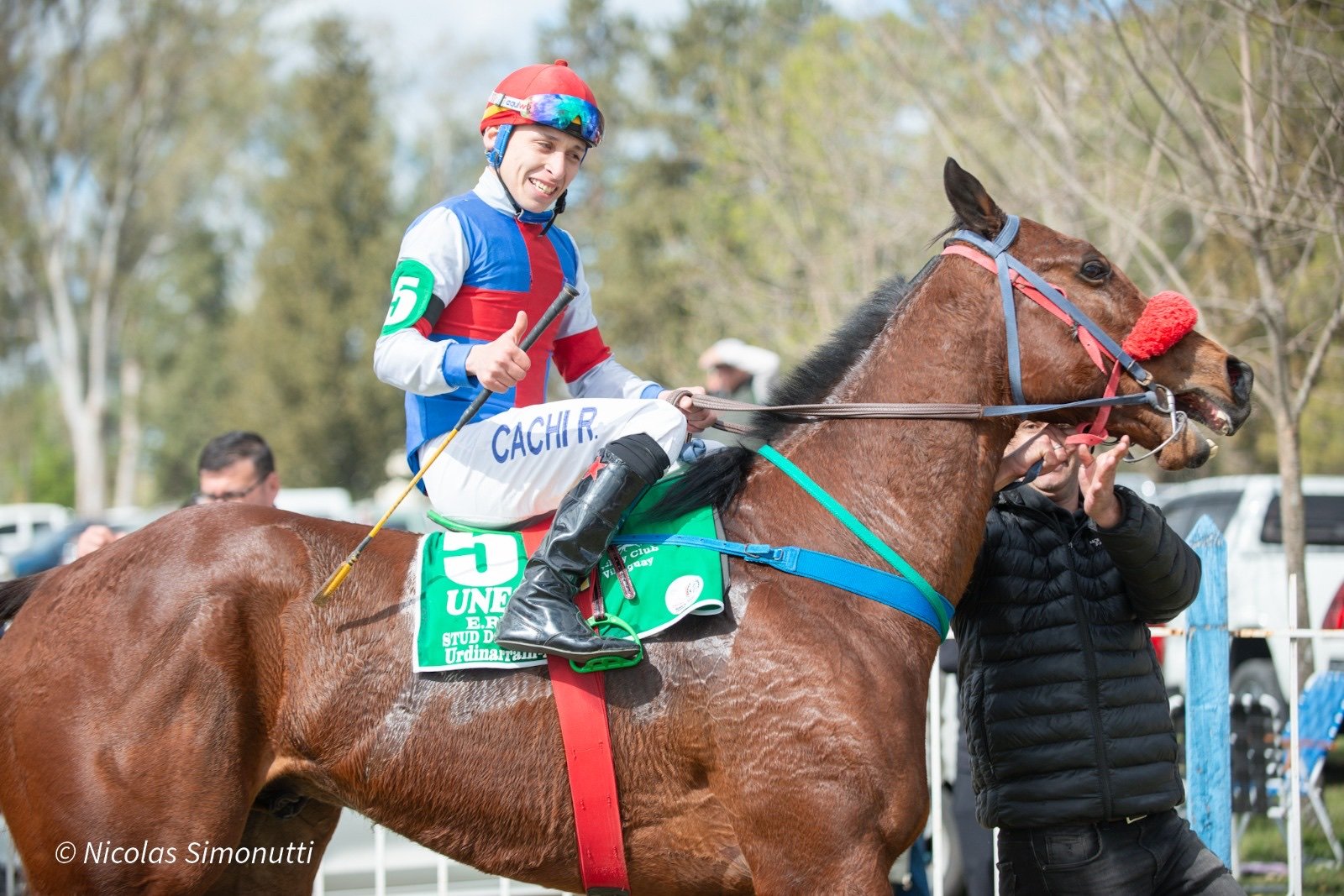 Miguel Rodríguez regresa con el pulgar arriba sobre Unesh, del Stud Don Basilio de Urdinarrain