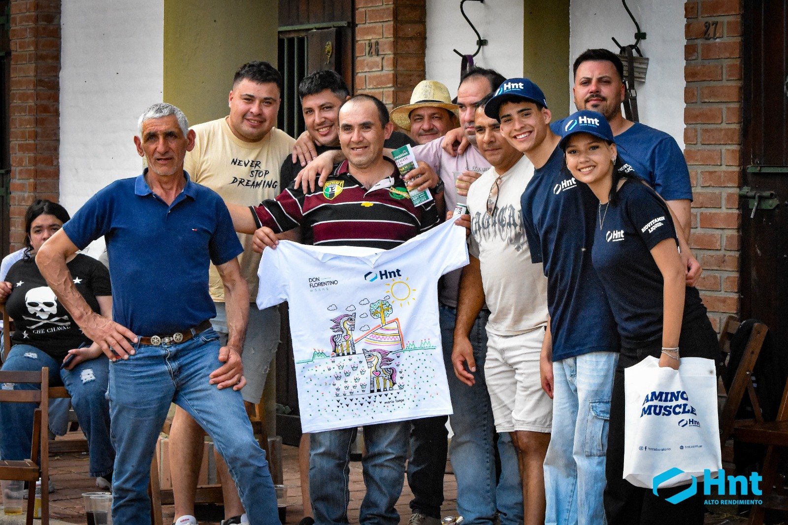 Asistentes a la Venta Primavera Don Florentino posan con la remera ilustrada de Don Florentino y HNT