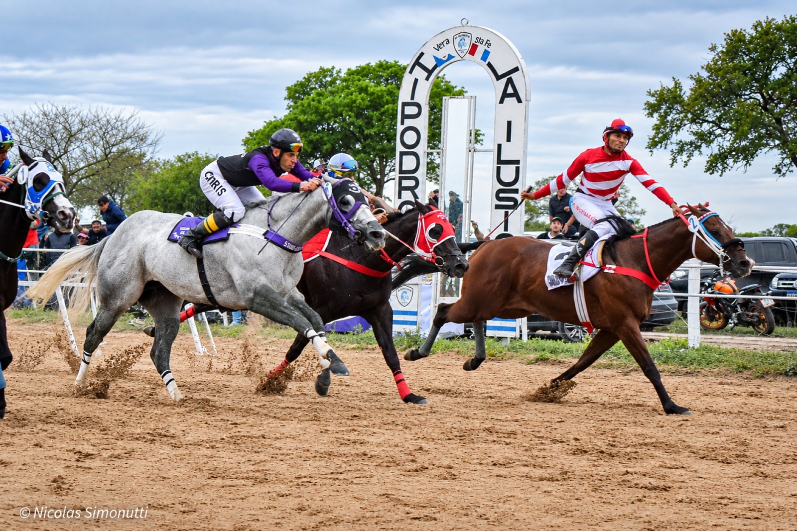 Curioso Campero llega adelante en la Copa Challenger 2026 sobre 400 metros en el Hipódromo La Ilusión de Vera