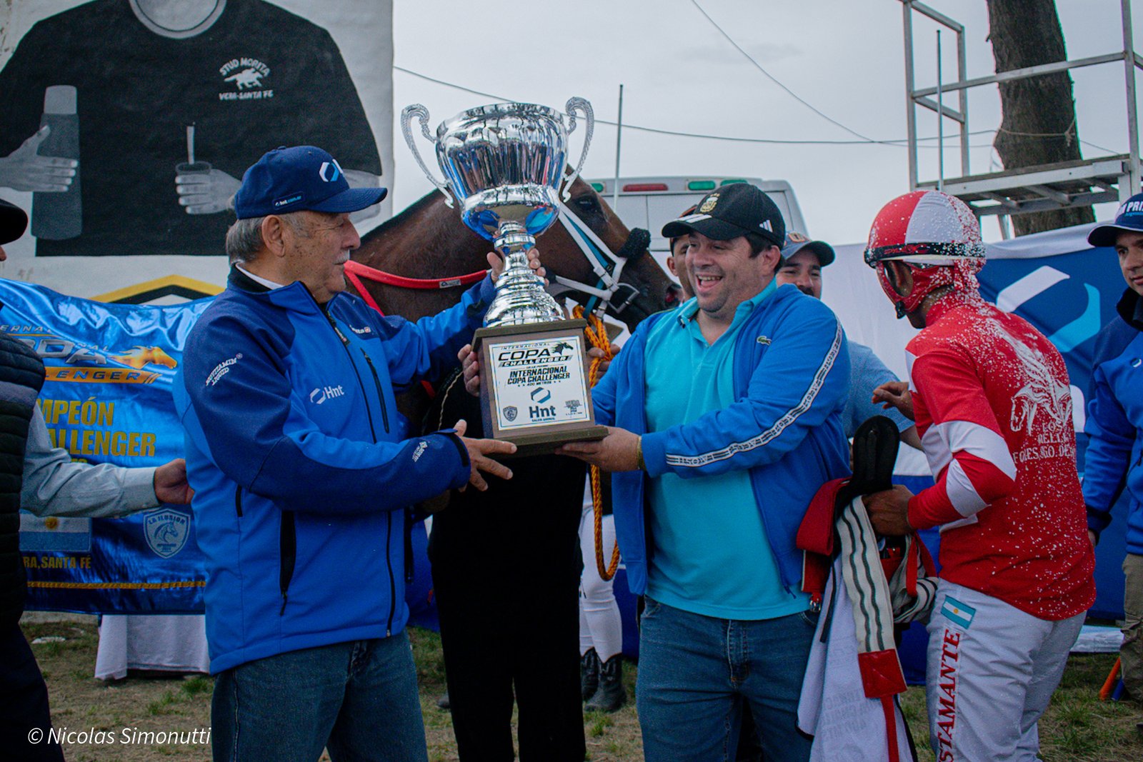 Entrega de la Copa Challenger a la gente de Curioso Campero, con su jinete de chaquetilla roja y blanca