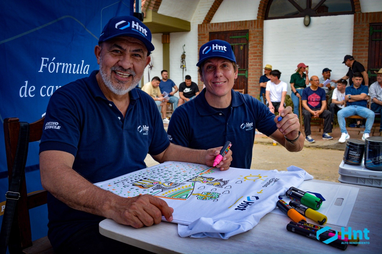 Equipo del Laboratorio HNT con una remera coloreada y productos MuscProtect e Icenut en el stand de la Venta Primavera Don Florentino