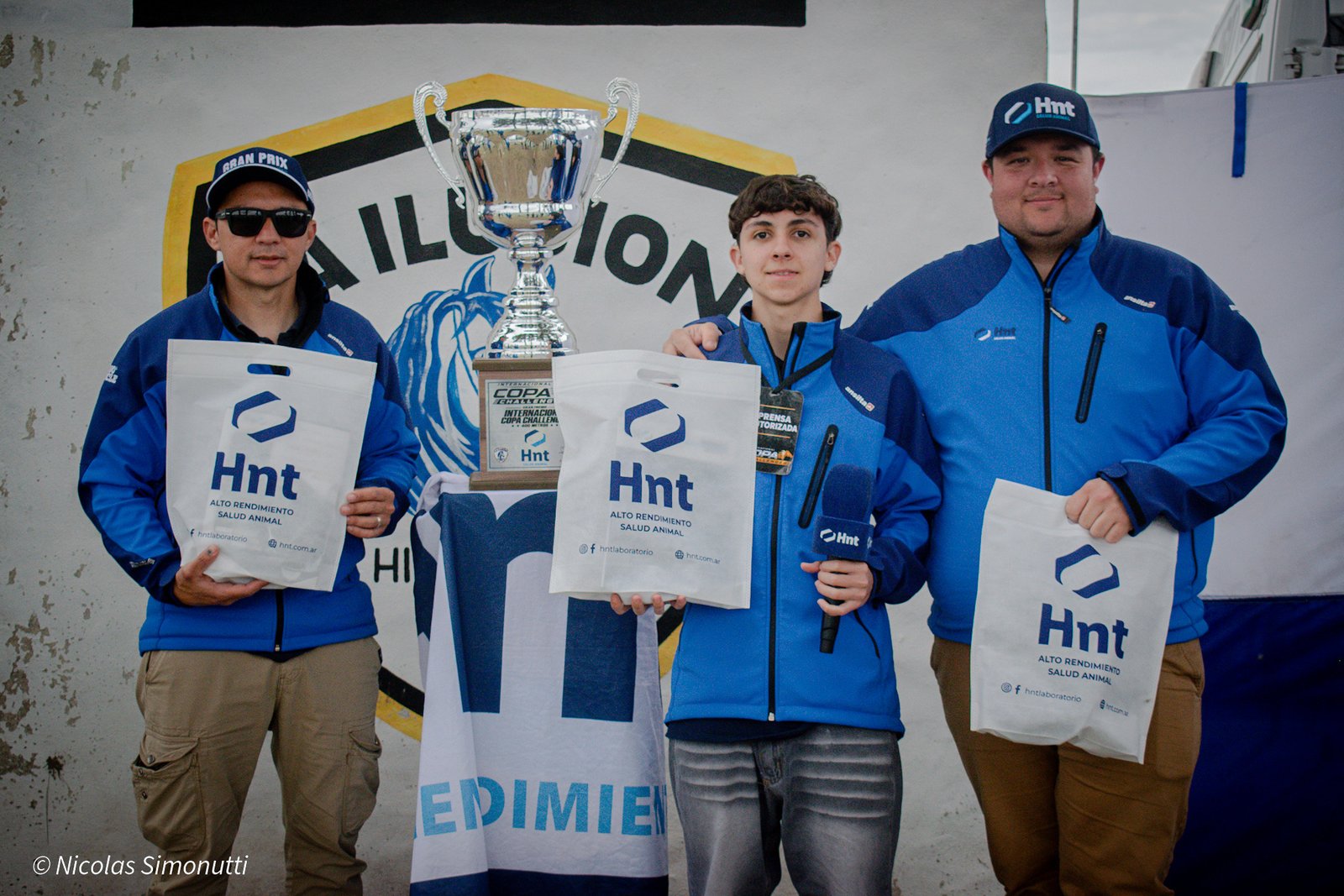 Equipo del Laboratorio HNT con el trofeo de la Copa Challenger en el Hipódromo La Ilusión