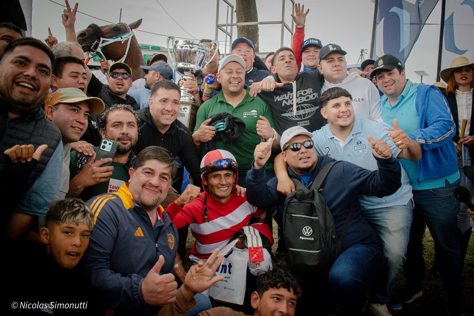 Festejo del Stud Los Mellis junto al jinete de Curioso Campero y la copa en el Hipódromo La Ilusión