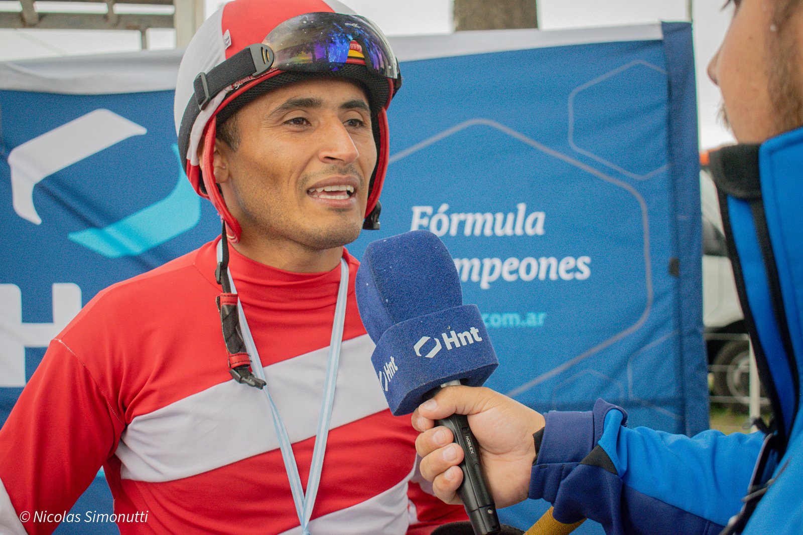 El jinete de Curioso Campero habla con el micrófono de HNT después de ganar la Copa Challenger