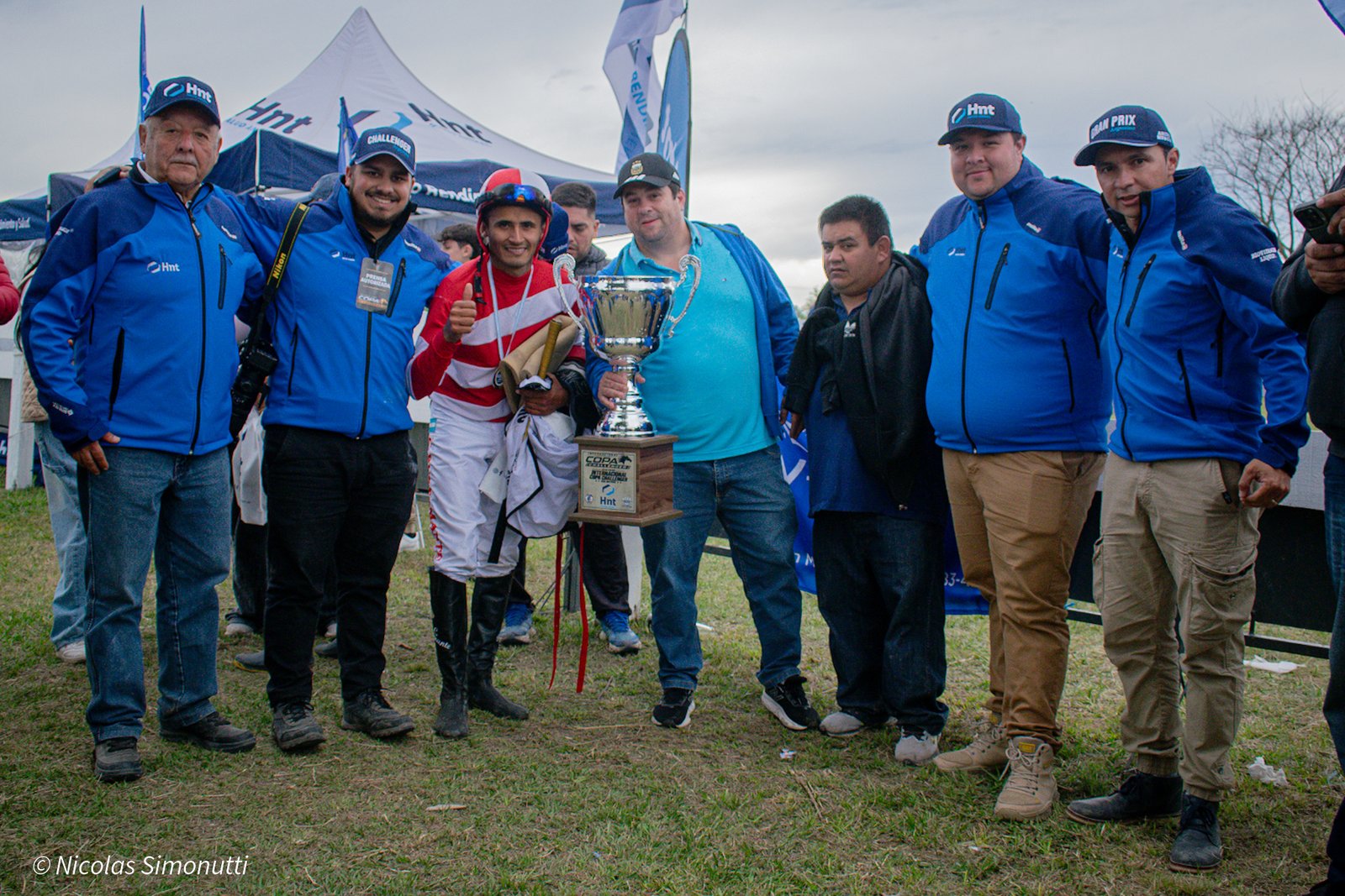El jinete de Curioso Campero posa con la copa junto al equipo del Laboratorio HNT