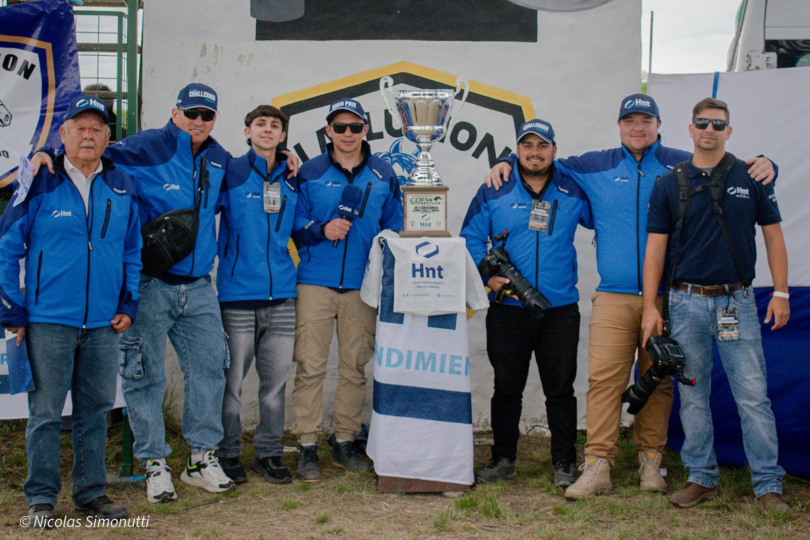 Equipo del Laboratorio HNT con la copa del ganador en el Hipódromo La Ilusión de Vera