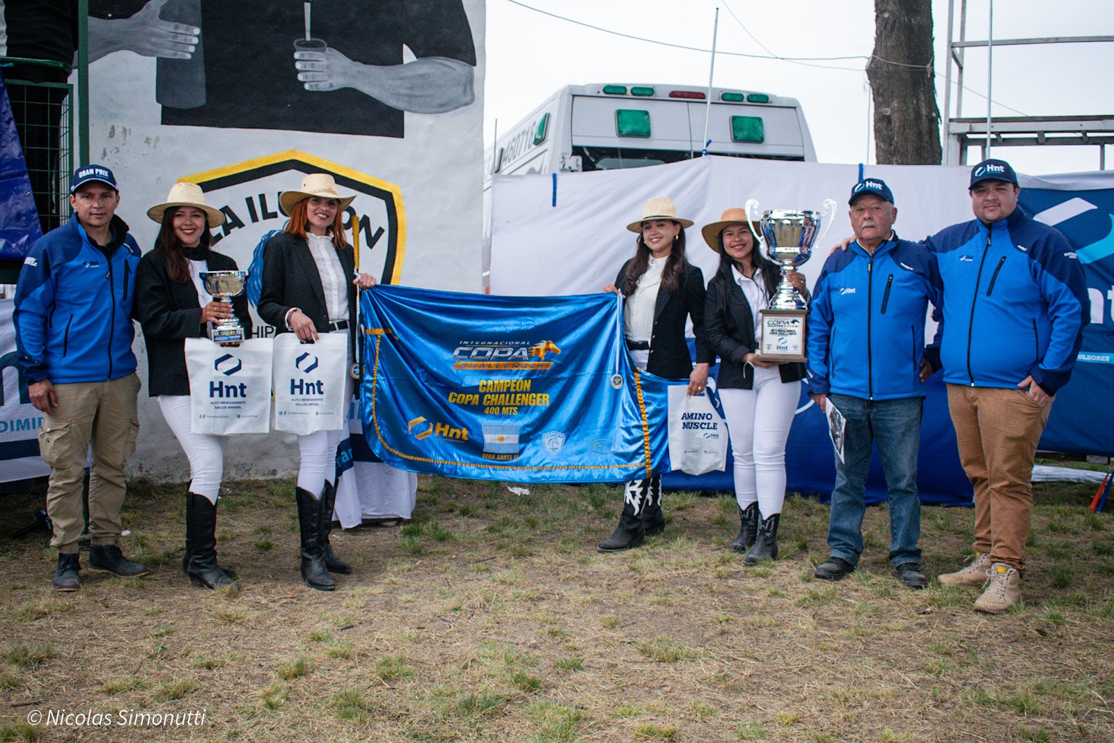 Premiación de la Copa Challenger con la bandera de campeón de 400 metros y el equipo HNT