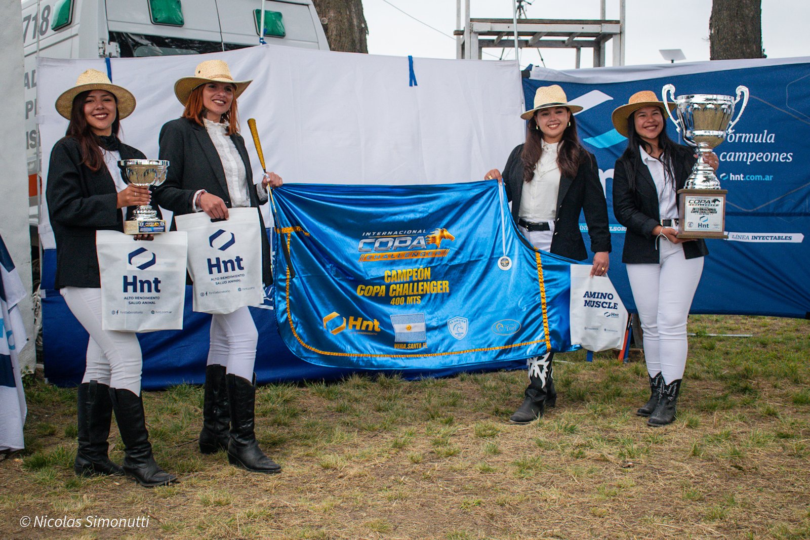 Promotoras con la bandera de campeón y las copas de la Copa Challenger 2026 en Vera