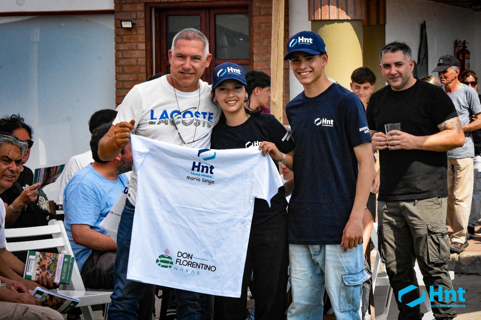 Remera del Haras Don Florentino y HNT en manos de un asistente a la Gran Venta Primavera