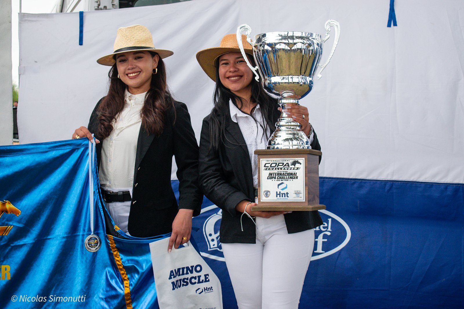 Promotoras con el trofeo del certamen internacional y la bandera de campeón en Vera